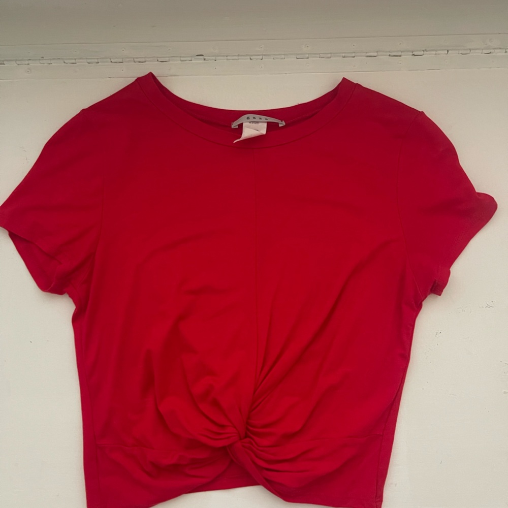 red cropped tee!